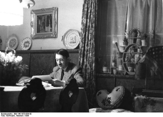 hitler reading in haus wachenfeld, evening