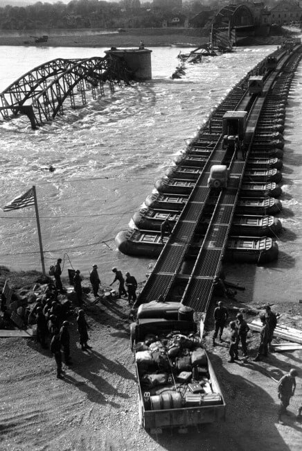 el puente sobre el rio Inn Pontoon-bridge-braunau-am-inn-1945